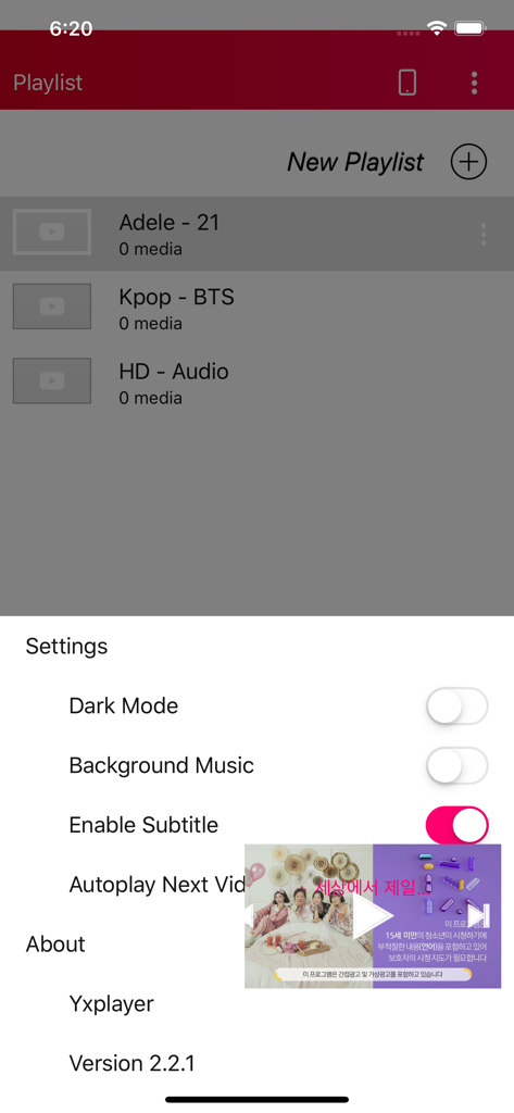 Captura de pantalla de la interfaz de la aplicación móvil Yxplayer que muestra una lista de reproducción multimedia y el menú de configuración.