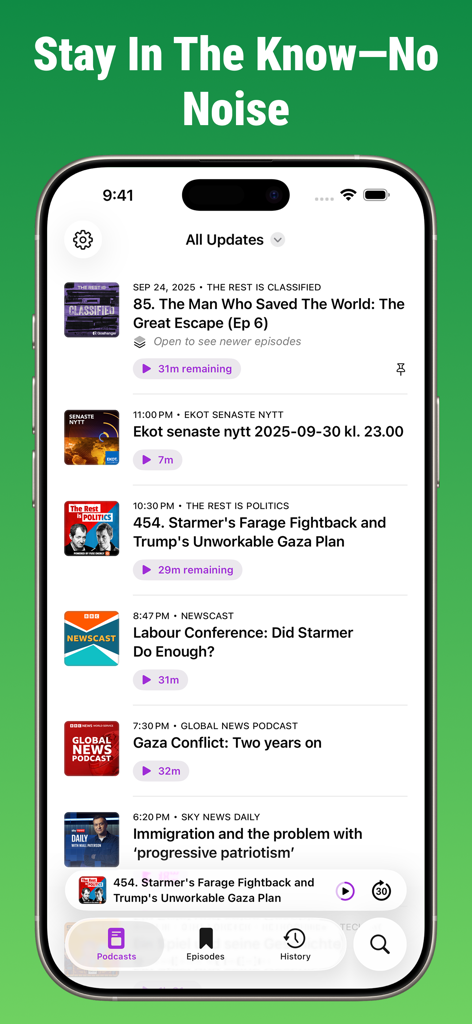 Podcast App: Updates - Una pantalla de teléfono inteligente que muestra un feed curado de episodios recientes de podcasts de varias fuentes de noticias en un diseño limpio y organizado