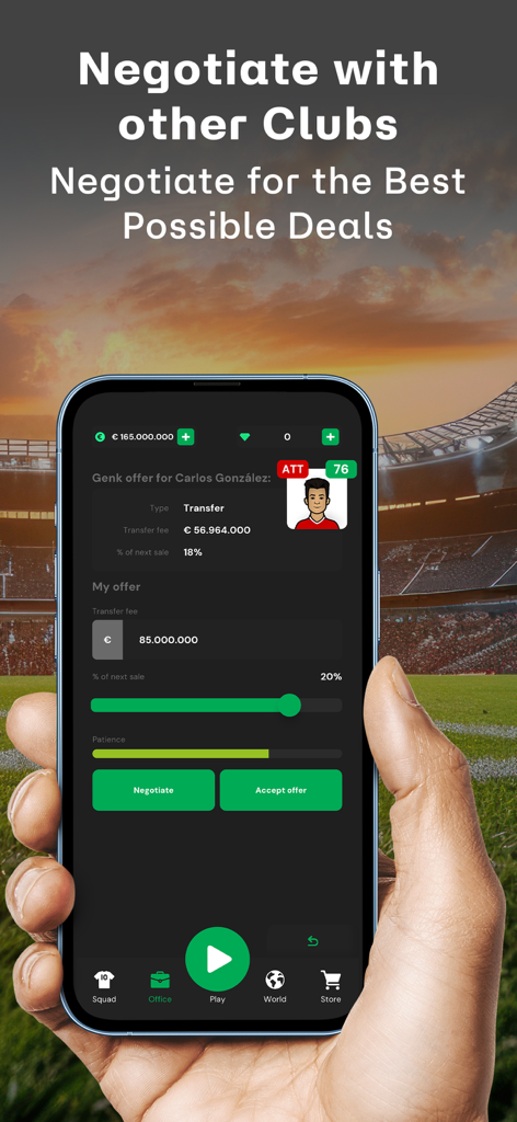 Club Chairman - Football Game - Una mano sosteniendo un smartphone que muestra una pantalla de negociación de fichajes de jugadores en el juego de fútbol Club Chairman