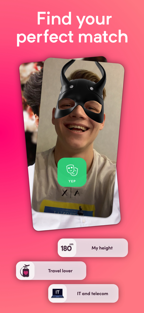 PeekUp: The Casual Dating App - Un perfil en la app de citas PeekUp con un usuario usando una máscara de RA de cuernos negros con etiquetas de estilo de vida para altura, viajes y carrera.