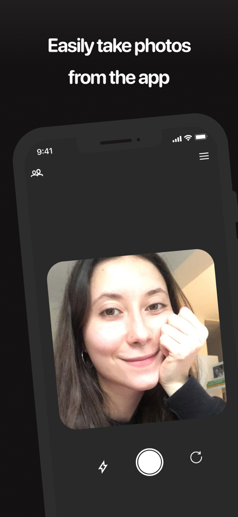 Comet: Live Friends Widget - Uma jovem tirando uma selfie na interface da câmera do aplicativo Comet para compartilhar com widgets de amigos em tempo real