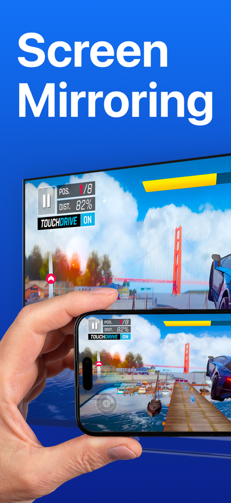 Un iPhone che effettua il mirroring di un gioco di corse mobile su un grande schermo di smart TV