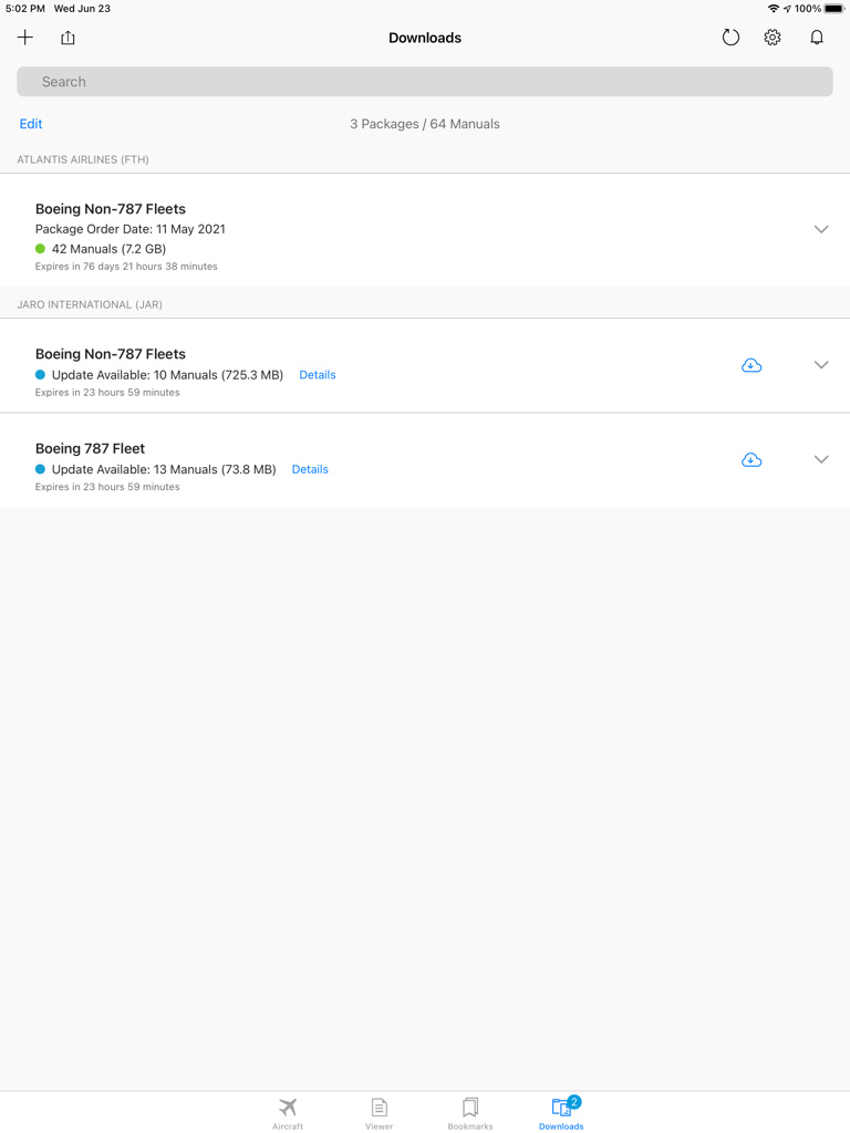 Schermata di download della Boeing Toolbox Mobile Library che mostra pacchetti di manuali di manutenzione aeromobili per diverse flotte di compagnie aeree su un iPad.