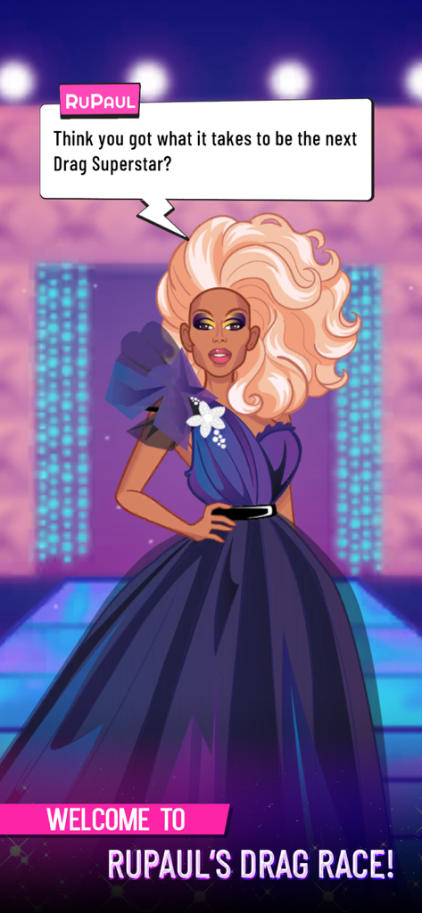 RuPaul's Drag Race Superstar - Personnage de RuPaul dans une robe violette sur un podium accueillant les joueurs au jeu mobile Drag Race Superstar