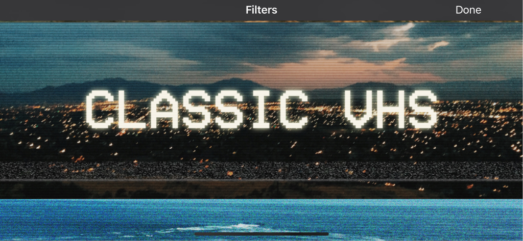 Efeito de filtro de vídeo retrô VHS clássico com texto pixelado em uma paisagem urbana noturna