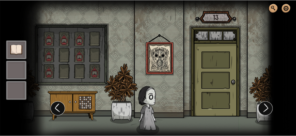 Lily de pie en una misteriosa habitación con una puerta numerada trece y puzzles de pared ocultos