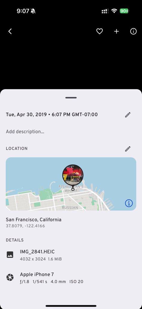 Immich - Interfaz de la aplicación Immich que muestra metadatos de fotos con un mapa de ubicación de San Francisco y detalles técnicos de la cámara.
