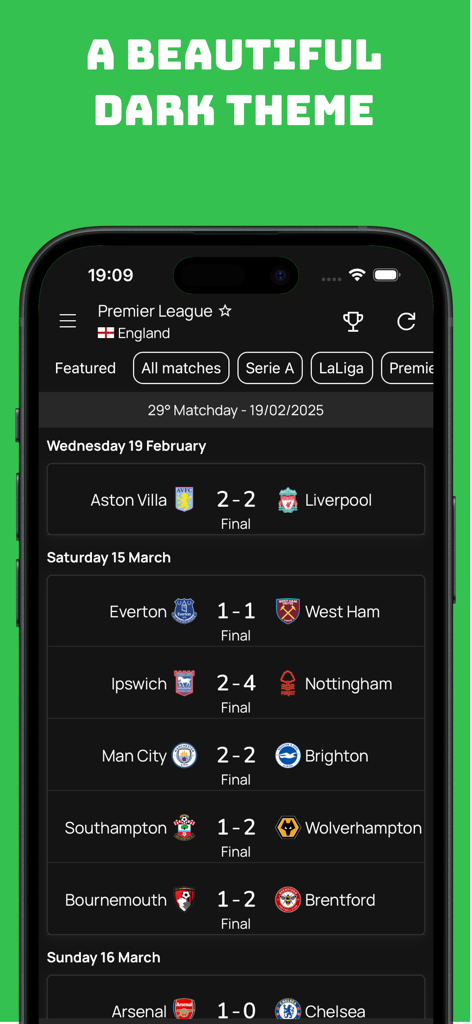 Captura de pantalla de la aplicación Fútbol Acción en Vivo mostrando resultados de partidos de la Premier League en una interfaz de tema oscuro