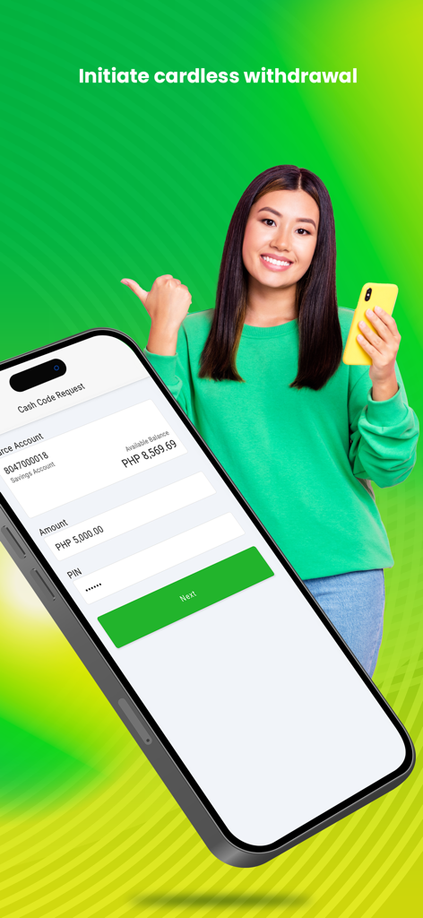 Una mujer sosteniendo un teléfono junto a una gran pantalla de la función de retiro sin tarjeta de la aplicación LANDBANK.