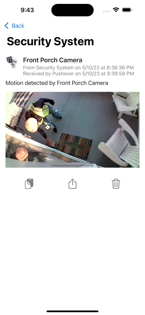 Captura de pantalla de la aplicación Pushover mostrando una notificación de detección de movimiento de una cámara de seguridad en el porche delantero con una foto adjunta