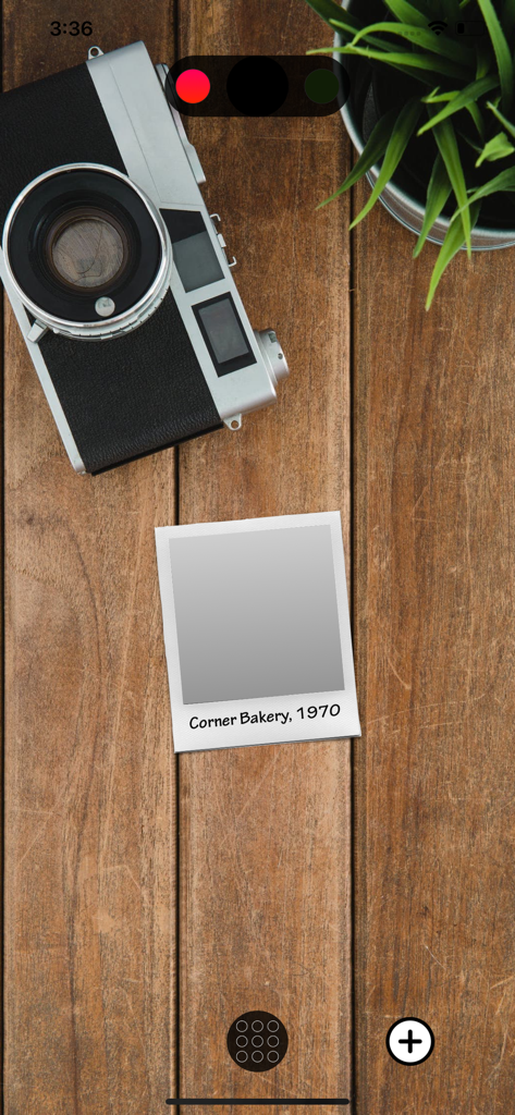 Una cámara vintage y una foto polaroid misteriosa sobre una superficie de madera