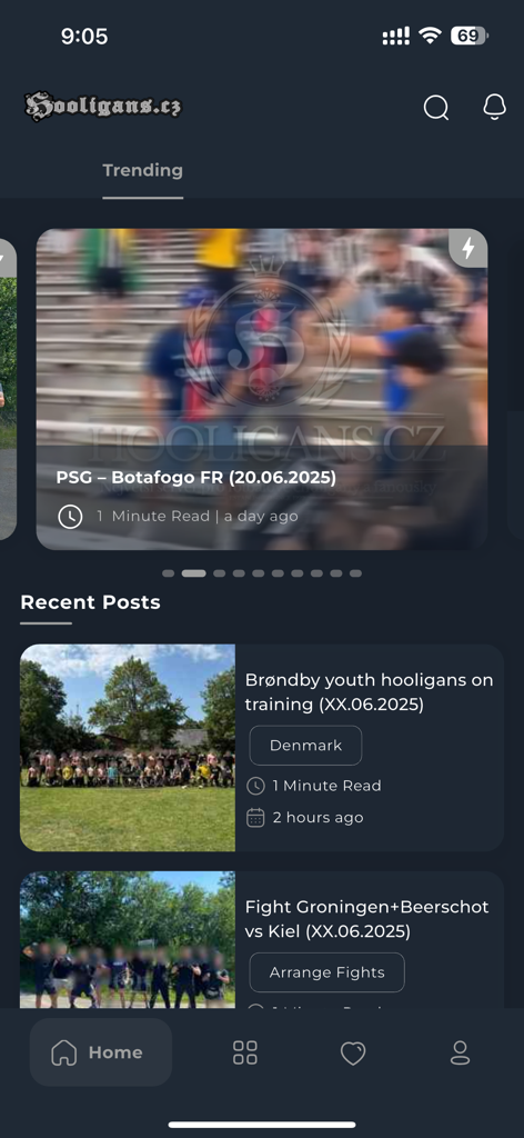 Hooligans.cz - Pantalla de inicio de la aplicación móvil Hooligans.cz que muestra artículos de tendencia y recientes sobre la cultura de aficionados al fútbol.