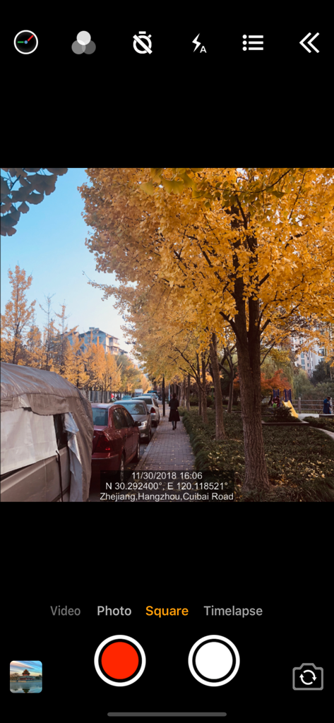 Screenshot der Timestamp Camera Basic App, die ein Foto mit einem Datums-, Uhrzeit- und GPS-Standort-Wasserzeichen anzeigt