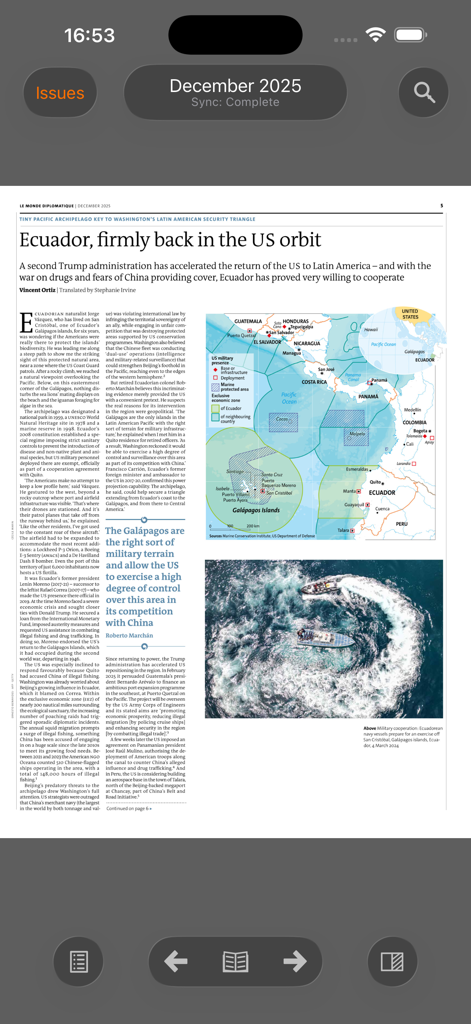 Le Monde diplomatique, English - La aplicación Le Monde diplomatique en inglés muestra un artículo de formato largo sobre Ecuador con un mapa geopolítico y controles de navegación.
