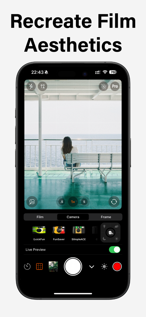 Vibe Cam - Moments Never Fade - ビンテージフィルムシミュレーションプリセットとカメラコントロールを備えたボートに乗る女性が表示されたVibe Camアプリインターフェイス。