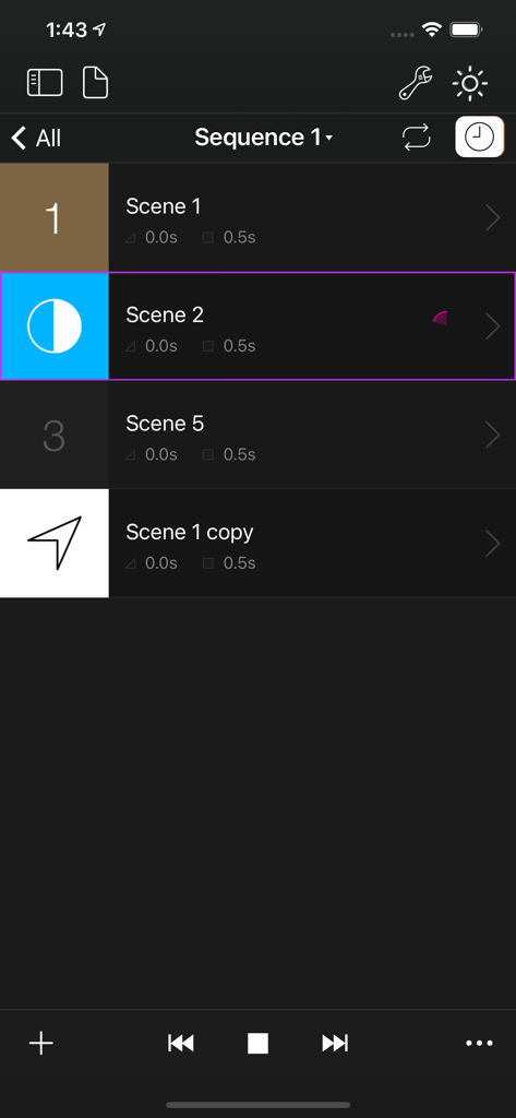 Schermata di controllo sequenza luci dell'app Luminair che mostra un elenco di scene con tempi di dissolvenza e mantenimento personalizzati