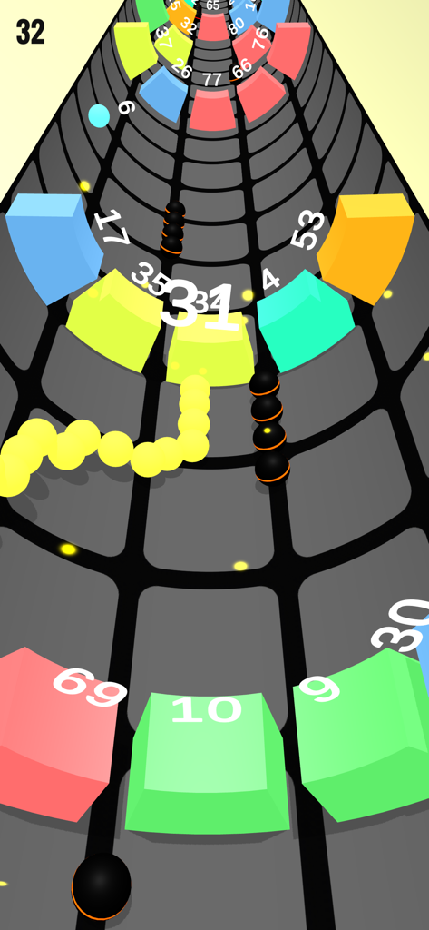Un serpent de boules jaunes naviguant dans un tunnel vortex 3D rempli de blocs colorés numérotés et d'obstacles.