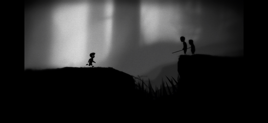 Playdead's LIMBO - Una escena de juego monocromática de LIMBO que muestra al protagonista, el niño, corriendo hacia dos figuras silueteadas misteriosas en una cornisa.
