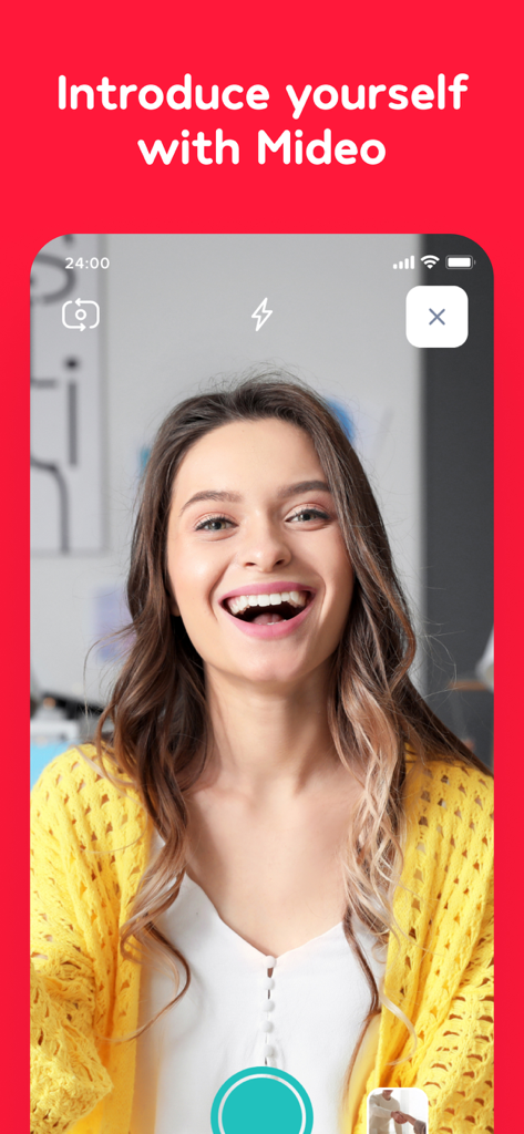 Bonded - 24 Saatte İş - A woman smiling while recording a video introduction in the Bonded app