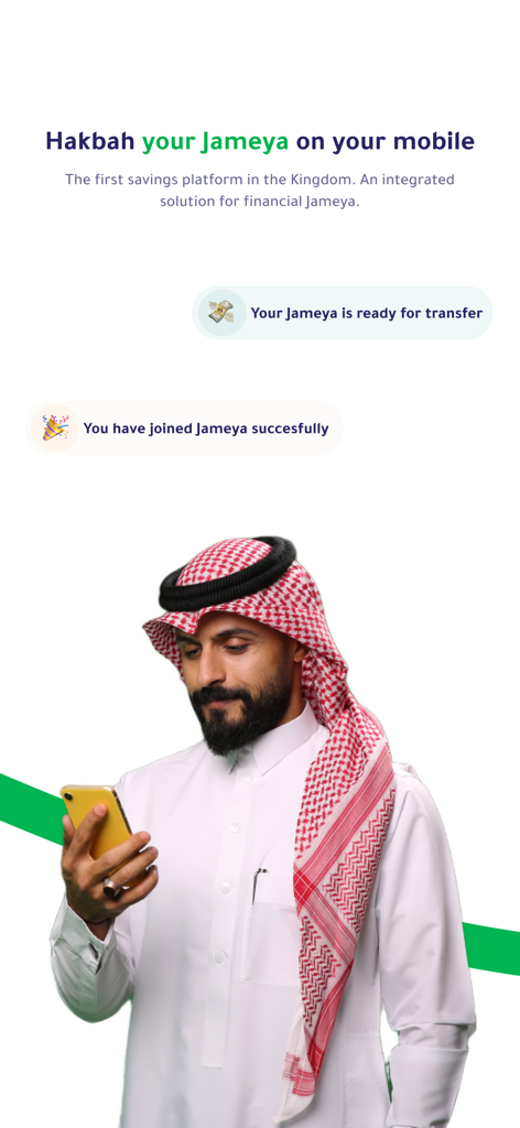 هكبه | Hakbah - Um homem com roupa tradicional saudita a usar a aplicação Hakbah no seu smartphone para poupança social.