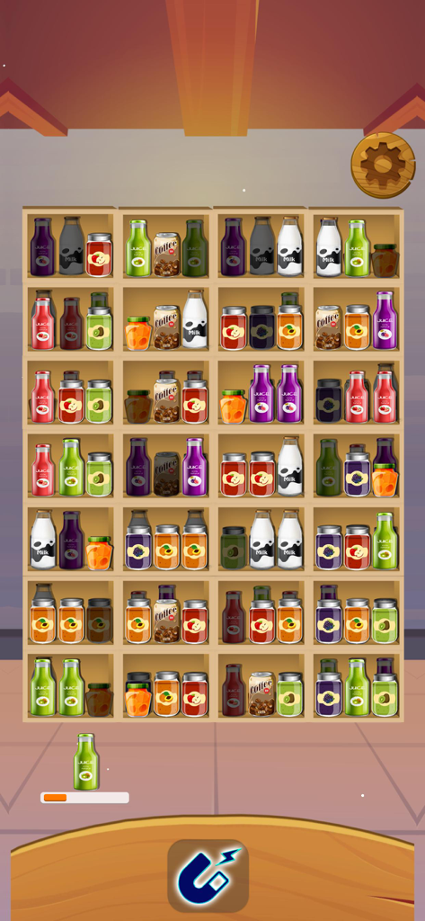 나무 선반에 다양한 병과 항아리가 있는 마트 정리 퍼즐 게임 플레이 스크린샷.