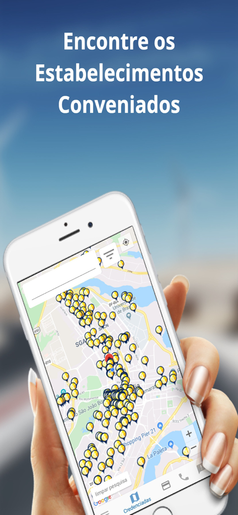 Smartphone exibindo um mapa com vários locais marcados para o aplicativo ValeShop Beneficios.