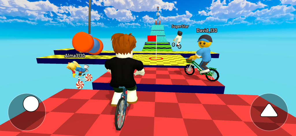 Bike for Obby: Dynamic Play - Múltiples personajes compitiendo en bicicletas en una pista de obstáculos con plataforma a cuadros bajo un cielo azul