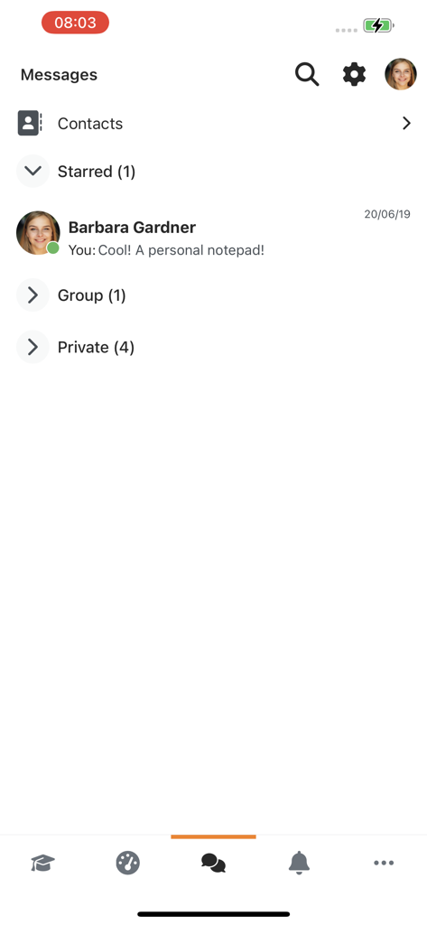 Interface de messagerie dans l'application Moodle montrant une liste de conversations et de groupes de contacts