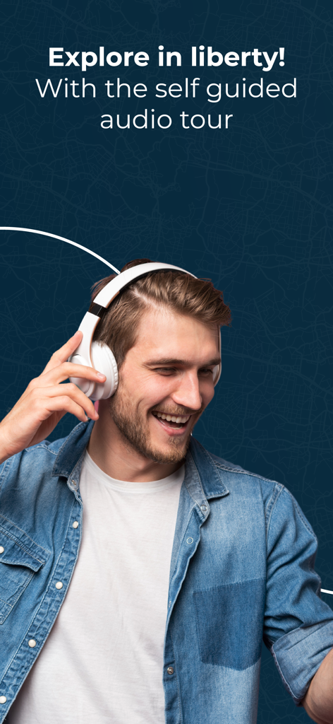 Un hombre sonriente con auriculares usando la función de audioguía autoguiada de la aplicación de viajes Descubre Brujas