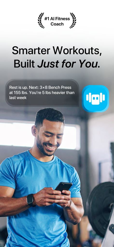 Ein Mann im Fitnessstudio, der seinen personalisierten KI-Trainingsplan auf seinem Smartphone mit Coach AI verfolgt