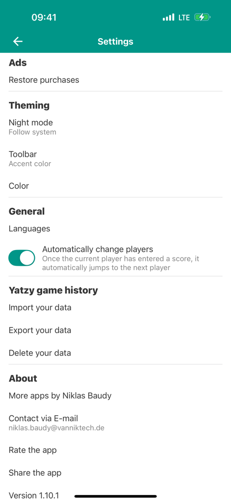 Settings menu of the Yatzy Scoring Card app showing theme customization, automatic player switching, and game history data management