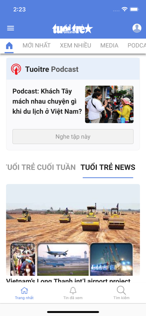 The home screen of the Tuoi Tre Online news app featuring sections for podcasts and latest news articles about Vietnam.