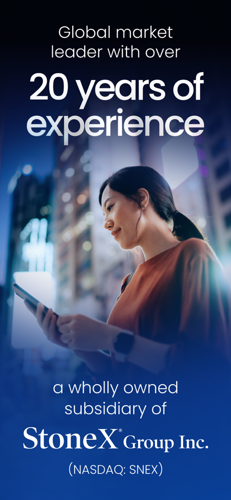 Una donna professionista che utilizza un tablet in una città di notte con testo che evidenzia oltre 20 anni di esperienza sul mercato