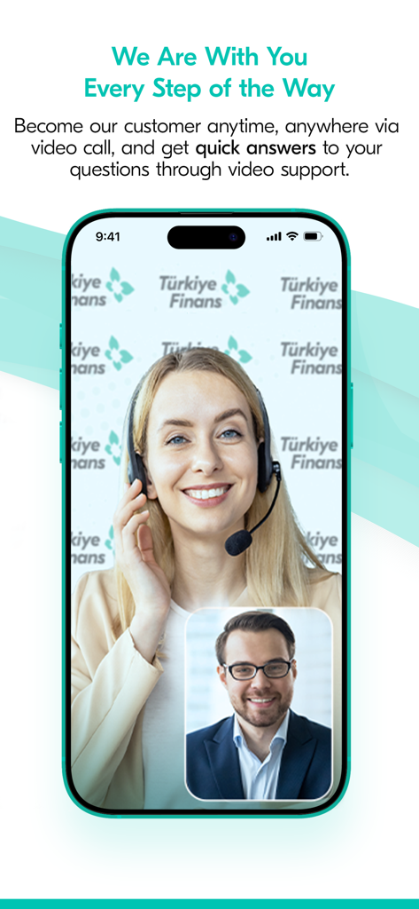 Ein Smartphone zeigt einen Videoanruf zwischen einem Bankmitarbeiter und einem Kunden für digitale Registrierung und Support.