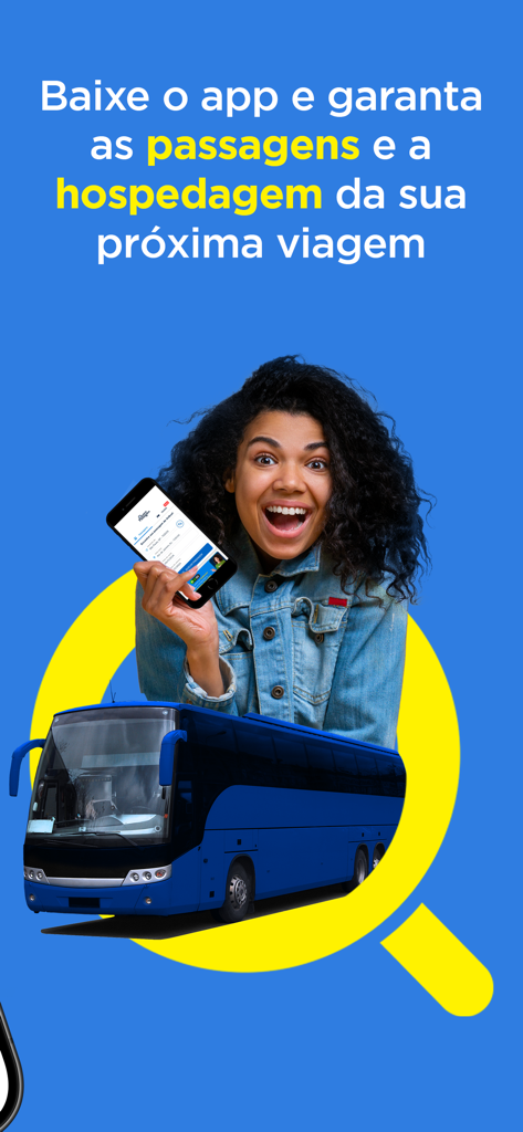 Une femme tenant un smartphone affichant l'application Quero Passagem à côté d'un bus de voyage bleu