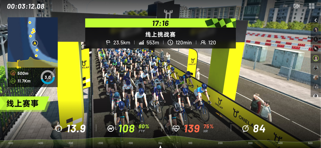 Un gruppo di ciclisti virtuali all'inizio di una gara indoor 3D nell'app Onelap con metriche di performance come frequenza cardiaca e cadenza visualizzate.