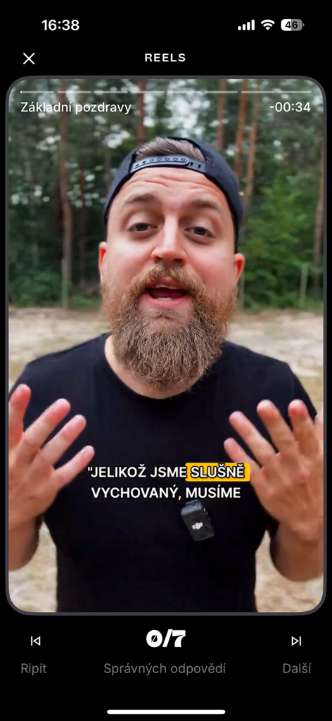 Kuba - English parťák do kapsy - A video lesson in the Kuba English app showing an educator teaching basic greetings to Czech speakers.