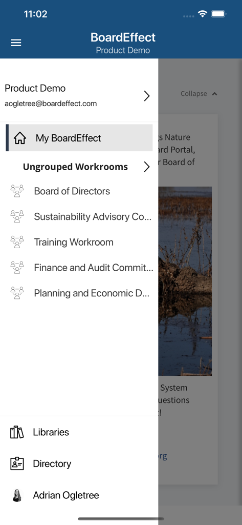 Menú de navegación lateral de la aplicación BoardEffect que muestra salas de trabajo y directorio de contactos