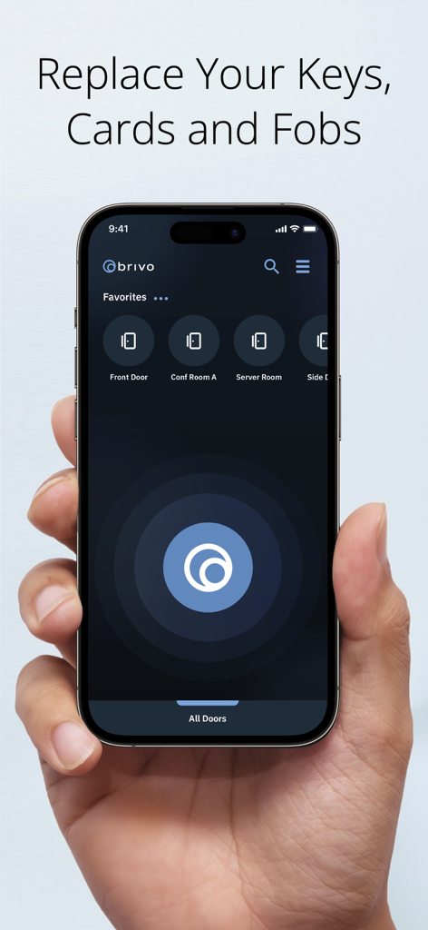 Brivo Mobile Pass - Una mano che tiene uno smartphone che mostra l'interfaccia dell'app Brivo Mobile Pass con le chiavi digitali per le porte dell'ufficio