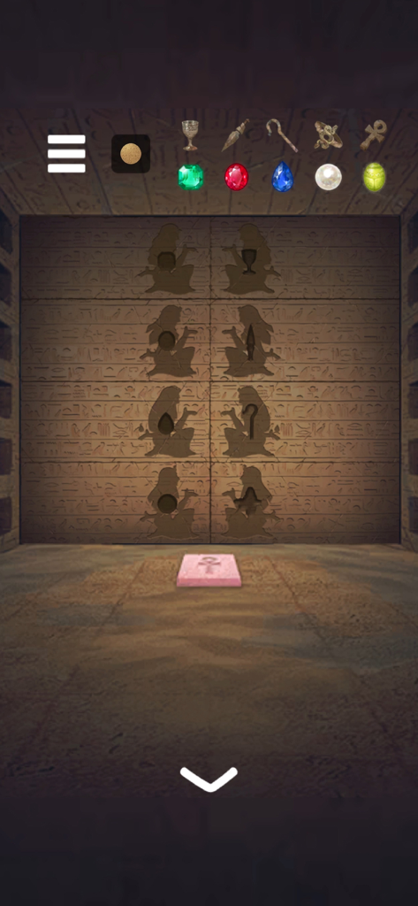 escape game: Pyramid TREASURE - Une fresque murale égyptienne ancienne avec des gravures de princesses et des emplacements d'objets pour un puzzle dans un escape game.