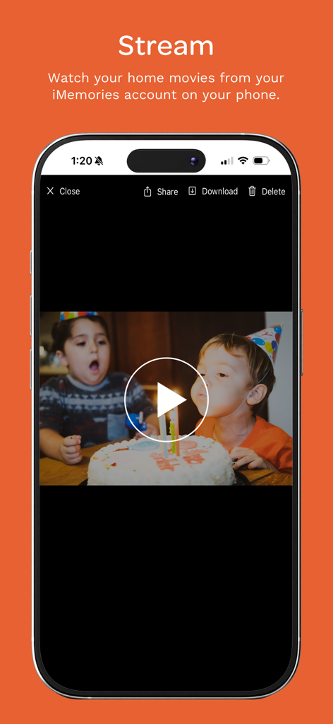 Ein Smartphone-Bildschirm zeigt die iMemories-App, die ein nostalgisches Heimvideo von zwei Kindern bei einer Geburtstagsfeier abspielt.