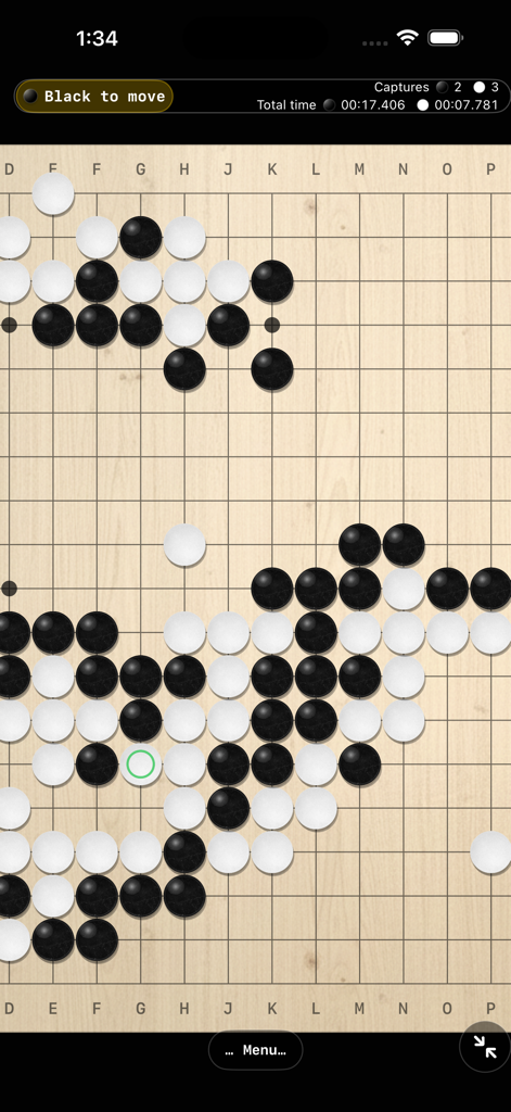 Go Lab: AI Baduk KataGo Engine - Eine Nahansicht eines laufenden Go-Brettspiels mit schwarzen und weißen Steinen und Zugindikatoren.