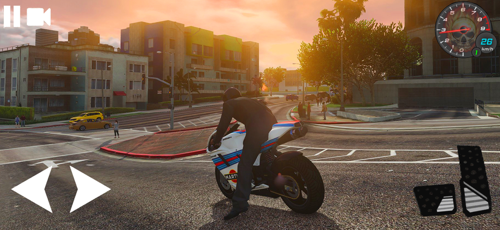 City Motorcycle Driver Sim  21 - Un piloto de motocicleta en una calle de la ciudad al atardecer en un juego de simulación.