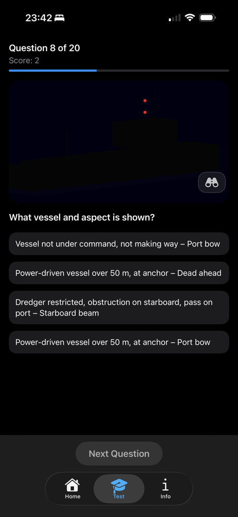 Maritime Master - Nav Lights - Interfaz del cuestionario de la aplicación Maritime Master mostrando la silueta de una embarcación por la noche con luces de navegación y preguntas de opción múltiple para identificación.