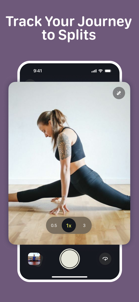 Una mujer con ropa deportiva realizando un split frontal mientras usa la cámara de la aplicación para seguir su progreso