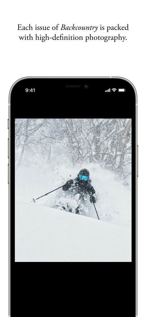 Eine hochauflösende Fotografie eines Skifahrers in tiefem Pulverschnee innerhalb der Backcountry Magazine App-Oberfläche.