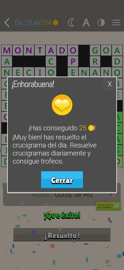 Un crucigrama en español completado mostrando una ventana emergente de felicitación por ganar monedas en la aplicación Crucigramas clasicos.