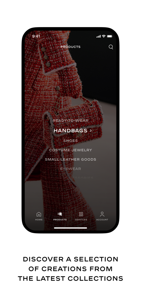 CHANEL FASHION - Chanel-App-Oberfläche, die das Produktkategorienmenü über einem roten Tweed-Luxus-Hintergrund zeigt