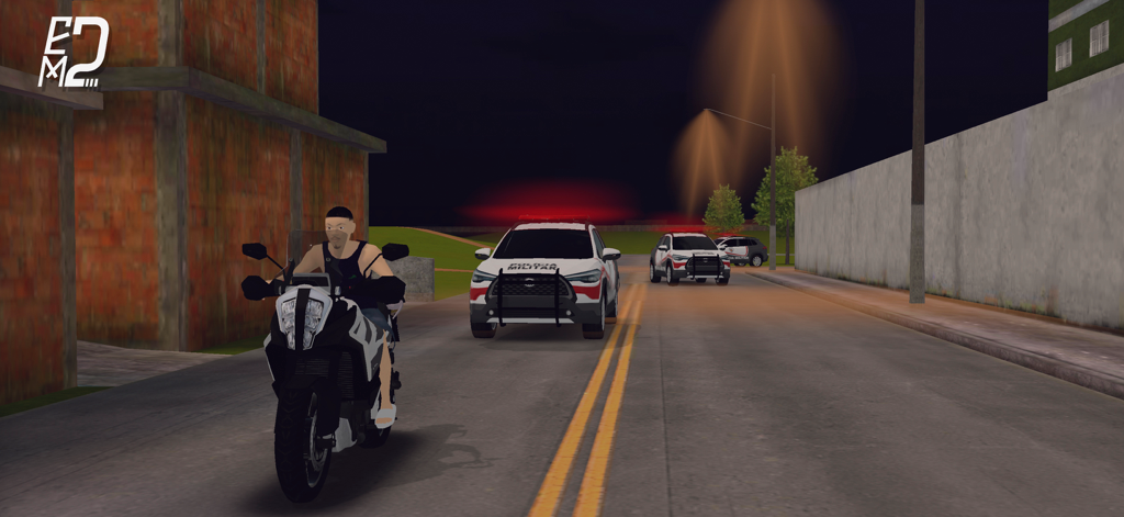 夜の市街地を走行するバイク、後方をパトカーが追跡