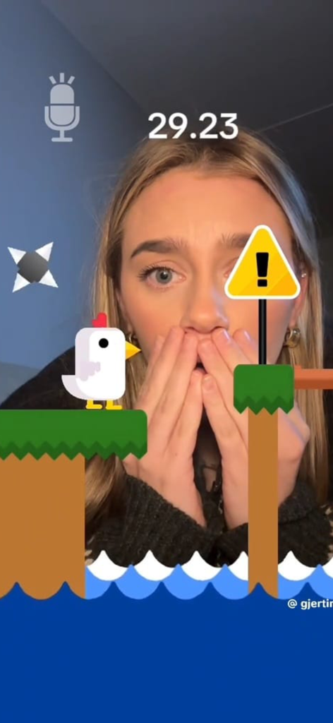 Ein Mädchen spielt das Chicken Scream Challenge Spiel mit Sprachsteuerung